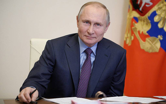 Putin Kurska səfər edib
